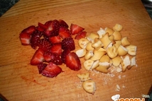 Шаг 2: Клубнику и печенье нарезаем мелкими …