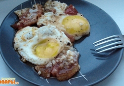 Рецепт: Яичница с помидорами