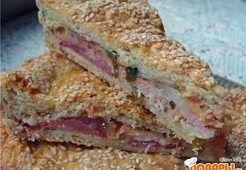 Пирог колбасный