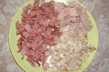 Шаг 2: Нарезаем колбасу, ветчину, буженину.