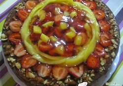 Рецепт: Шоколадный торт с клубникой и миндалем