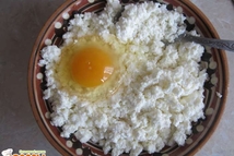 Шаг 2: Берем творог и добавляем в …