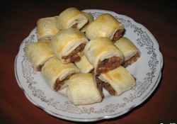 Рецепт: Слоеные рулетики с мясом