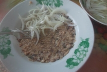 Шаг 2: Сардины раздавите вилкой в блюде, …