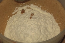 Шаг 4: Взбиваем, добавляем муку.