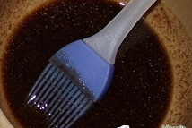 Шаг 2: тщательно натераем солью; смазываем внутри …