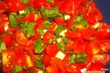 Шаг 2: Крупно порезать чеснок, нарезать базилик …