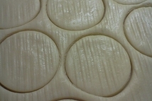 Шаг 3: На столе, присыпанном мукой, раскатываем …