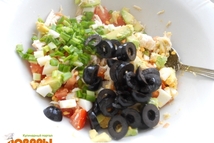 Шаг 2: Также порезать яйцо, помидор и …