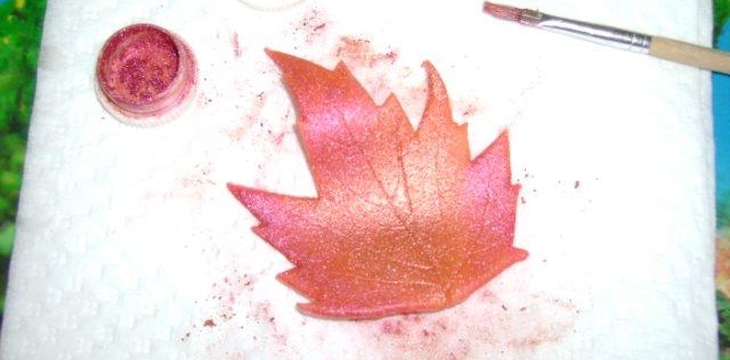 Шаг №2 МК Окрашивание мастичных изделий кандурином от Annula