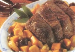 Мясо, запеченное в горшочке с фруктами