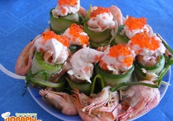 Рецепт: Рулеты  овощные с красной рыбой и сливочным соусом