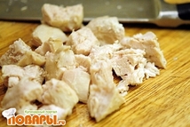 Шаг 2: Куриное филе отварить и порезать …