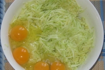 Шаг 2: Добавляем: яйца, муку, соду, перемешиваем, …