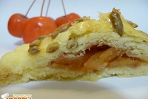 Шаг 3: Желток взбить слегка. Намазать внутреннюю …