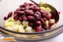 Шаг 2: Свеклу тоже мелко режем. Рубим …