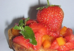 Гренки с фруктовым салатом