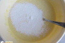 Шаг 4: Все хорошо перемешиваем и добавляем …