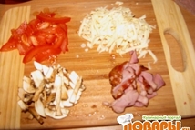 Шаг 3: Делаем начинку. Нарезаем соломкой помидор, …
