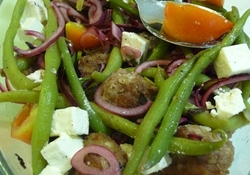 Рецепт: Стручковая фасоль с котлетками и брынзой