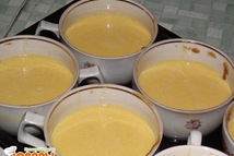 Шаг 2: Сливки вскипятить с ванилином, остудить, …