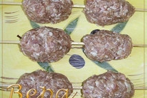 Шаг 1: В фарш добавить специи. Вымешивать …