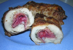 Курочка с вишней, колбасой и сыром