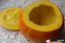 Шаг 1: Тыкву моем и отрезаем крышечку, …