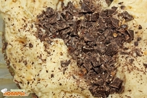 Шаг 4: Добавить в тесто рубленый шоколад …