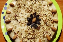 Шаг 6: Верх посыпаем грецким орехом, украшаем …