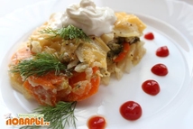 Шаг 4: Готовую запеканку посыпаем тертым сыром. …