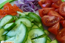 Шаг 1: Помидоры нарезать дольками, огурец - …