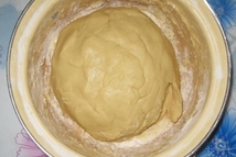 Шаг 4: Добавляем просеянную муку смешанную с …