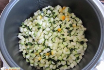 Шаг 3: Когда все овощи подготовленные, берем …