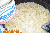 Шаг 4: Тщательно перемешиваем. Затем кладем туда …