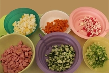 Шаг 2: Нарезать кубиками основные ингредиенты: яйца, …