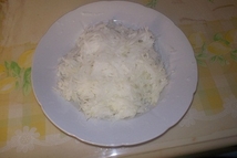 Шаг 2: На крупной терке натираем редьку …