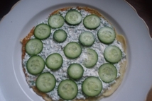 Шаг 2: Положить первый блин на блюдо. …