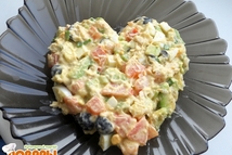 Шаг 3: Салат поперчить и посолить, заправить …