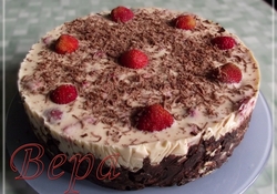 Рецепт: Торт клубничный без выпечки