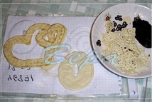 Шаг 3: Украшения делала из белого шоколада, …