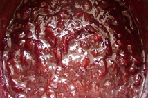 Шаг 2: Варим джем. Половину сиропа и …