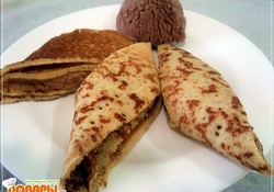 Рецепт: Блины с финиковой начинкой