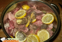 Шаг 2: Лук порезать кружочками. Лимон порезать …