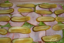 Шаг 3: Сверху выложить листья салата, ветчину …