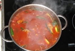 Кабачки-цуккини, тушенные в томатной пасте