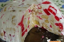 Шаг 3: Салатницу застилаем пищевой пленкой и …