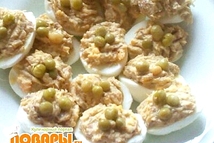 Шаг 3: Готовую массу наполняем в яичные …