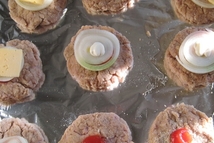 Шаг 2: Сверху на котлетку положить капельку …