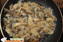 Шаг 1: Куриное филе отварить, мелко порвать …